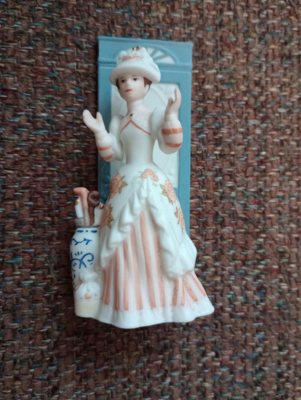 Vintage 1993 Avon Mrs Albee President's Club Award Porcelain Victorian Figurine